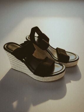 5/$25 🏷️ - Size 7 Black Wedge Sandals
